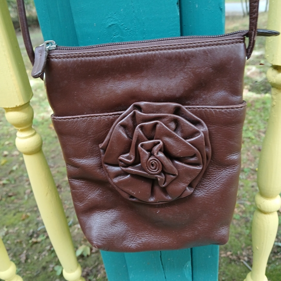 Leather Crossbody With Flower By ILI New York & Toronto - Picture 1 of 10